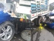 Camioneta chocó fuertemente contra un camión frente al colegio de Pasamayo