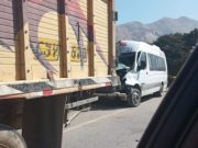 Vehículo con turistas que iba a Churín se empotró detrás de un camión