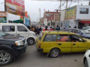 Cada fin de semana se produce un insoluble caos vehicular en el cruce de Retes