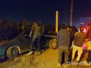 Auto se despistó y cayó a un canal de regadío frente a ladrillera en Aucallama