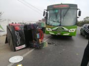 Bus de la empresa «San cristobal» chocó fuertemente contra una mototaxi en la carretera Huaral-Lima