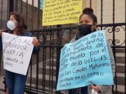 Docentes se encadenan por despido arbitrario en el frontis de la Catedral de Huacho