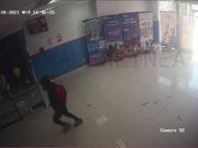 Cámaras de seguridad captaron a delincuentes robando a entidad financiera en Huacho