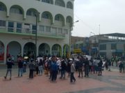 Comerciantes informales realizan plantón en los exteriores de la Municipalidad de Huaral