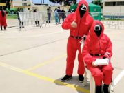 Jóvenes llegaron a vacunarse vestidos de los personajes de la serie «El Juego del Calamar» en Huacho