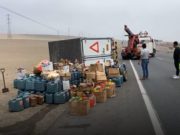 Chancay: Camión furgón se despistó y volcó aparatosamente y dejó como saldo un herido