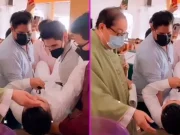 Joven se bautiza a los 23 años y pide que lo carguen para recibir el agua bendita