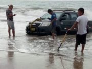 Tumbes: joven ingresa a la playa con la camioneta y el vehículo queda varado
