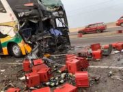 Chofer de bus interprovincial fallece tras impactar fuertemente contra tráiler que trasladaba cervezas