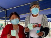 Pareja de esposos con 65 años de casados recibió su tercera dosis de refuerzo en Huacho