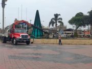 A dos semanas de la Navidad, inicia armado de arbolito en la Plaza de Armas de Huaral