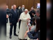 Gianluca Lapadula entregó camiseta de la Selección Peruana al Papa Francisco (VIDEO)