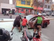 Auto se prendió en pleno centro de Huaral, causando alarma en los transeúntes
