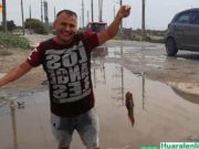 Hualmay: Ante constantes aniegos, ciudadano se puso a pescar en uno de los huecos de la pista