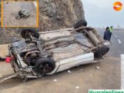 Carro se despistó y sufrió accidente de tránsito tras deslizamiento de piedras y rocas causado por sismo