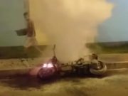 Chancay : Moto se prendió en plena vía y hombre apagó el fuego con tinas de agua (VIDEO)