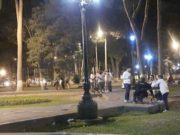 Hinchas de la Selección Peruana se quedaron hasta la madrugada bebiendo licor afuera del Estadio Nacional