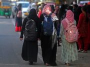 India : joven fue golpeada, violada y humillada en público tras rechazar a un hombre