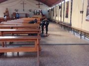 Hombre con aparentes problemas mentales se descompensó dentro de la Iglesia de Huaral