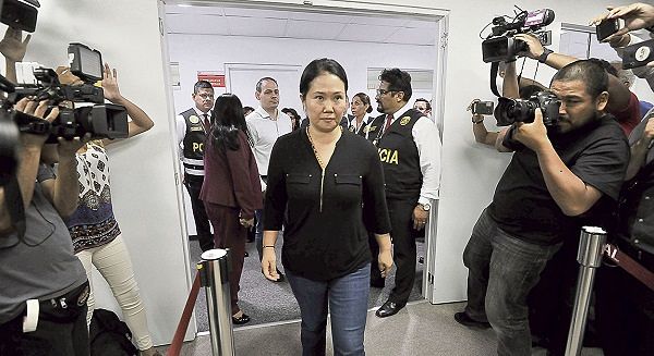 Juez dice que podría desestimar cargos de lavado de activos contra Keiko Fujimori.