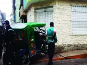Mototaxi y moto lineal protagonizaron accidente de tránsito impactando contra óptica