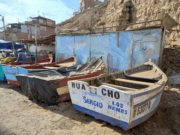 Huacho: deslizamiento de rocas y tierra del acantilado afectó varias chalanas en el puerto