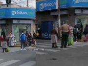 Policía y ciudadano detuvieron el tránsito para hacer cruzar la pista a una abuelita en Huacho (VIDEO)