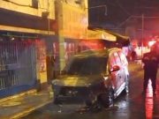 Vehículo se incendia vorazmente en pleno centro de Huaral