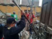 Anciana terminó con la pierna fracturada luego de caerle techo tras fuerte sismo de 5.5