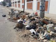 Malos vecinos arrojan desmonte y basura en medio de 2 instituciones educativas