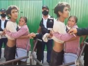 Barranca: Humilde madre se aferra a su hijo para que no lo detenga la policía.