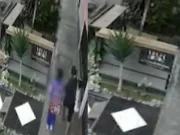 Extranjero atacó y amenazó a madre y escolar de 11 años para robarle “Tira el celular o mato a tu hijo”