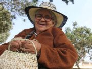 La señora de los dedos mágicos vive en Huaral haciendo canastas de panca de choclo.
