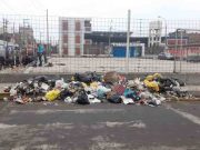 Malos vecinos arrojan basura cerca al Colegio San Juan Bautista de Huaral
