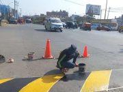 Pareja de venezolanos se gana la vida pintando rompe muelles para evitar accidente de tránsito