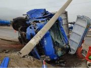 Chancay: Camión cargado de palta sufrió aparatoso accidente de tránsito y derribó un poste de luz
