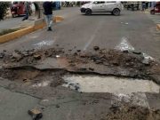 Huacho: red de desagüe colapsó y pista se hundió generando un gran cráter con mal olor