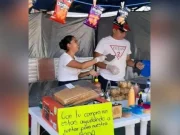 Novios se ponen a vender golosinas para poder tener un matrimonio de ensueño
