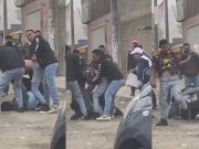 Vendedora de desayuno echó agua para separar a dos hombres que se peleaban frente a su puesto