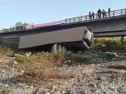 Pativilca: Tráiler se despistó tras evitar chocar contra camioneta y cayó hacia el rio