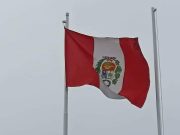 Izan bandera peruana al revés durante ceremonia en el Hospital de Huacho