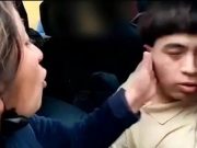 Madre cacheteó y regañó a su hijo detenido por robo: «Cállate, aprende a respetar”