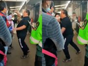 Iracundo sujeto agredió físicamente a fiscal durante diligencia sobre violencia familiar (VIDEO)