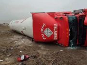 Tráiler que transportaba combustible se despistó y terminó llantas arriba en Rio Seco
