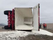 Chancay: camión cargado de sal se despistó y volcó derramando toda la carga en plena Panamericana Norte