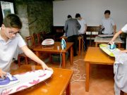 Colegio se vuelve viral en redes tras enseñarle a sus alumnos a lavar, planchar y cocinar