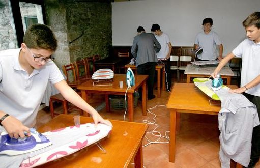Colegio se vuelve viral en redes tras enseñarle a sus alumnos a lavar, planchar y cocinar