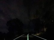 Presentan tecnología de pintura para carreteras que brilla en la oscuridad para evitar accidentes