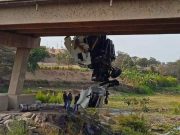Chiclayo: Camión de mangos se despistó y terminó colgado en el Puente de Úcupe
