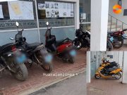 Atrio de la municipalidad de Huaral convertido en una playa de estacionamiento de motos